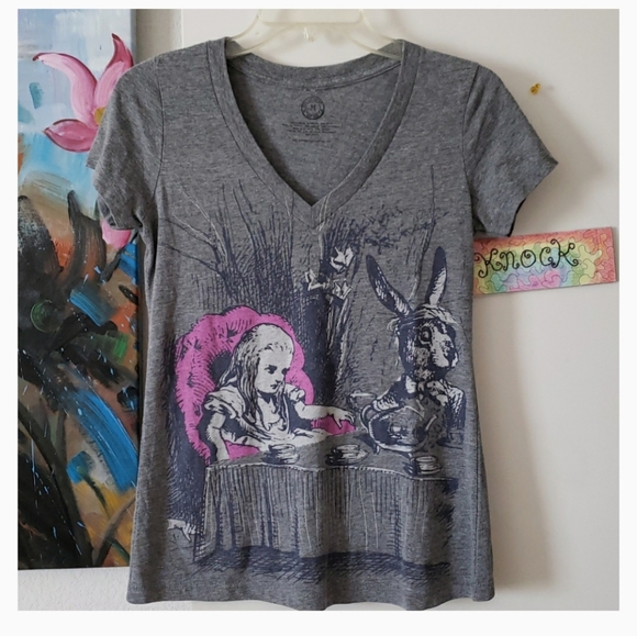 Like New! Alice in Wonderland Tee-Shirt size M - Picture 8 of 9